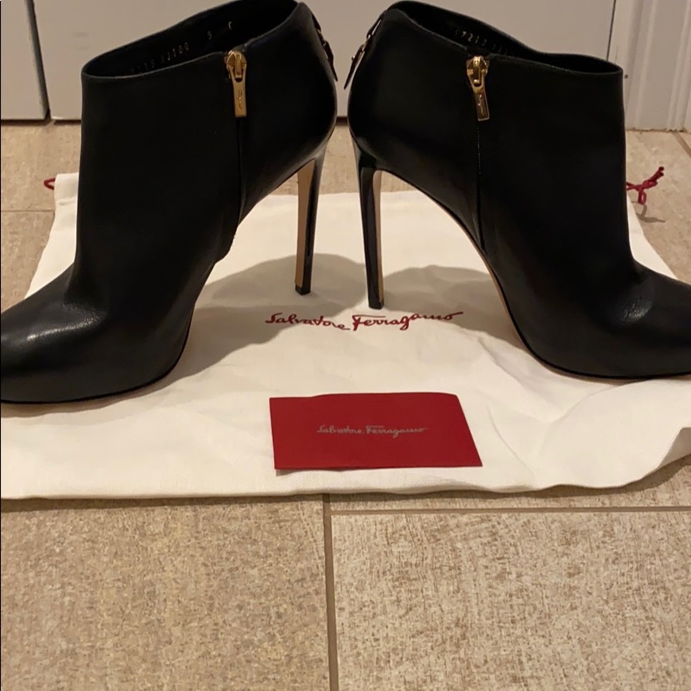 🔥🔥Salvatore Ferragamo Booties